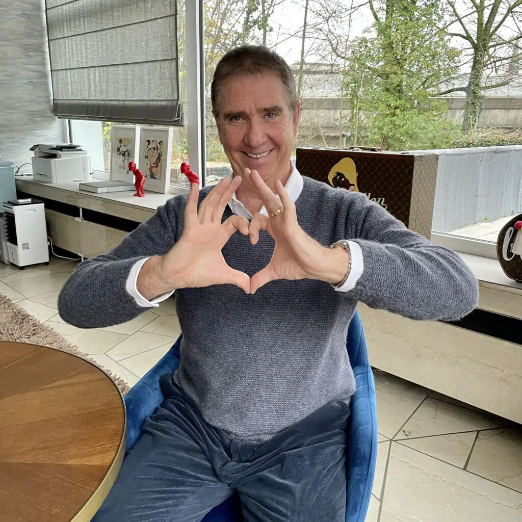 Ralph Anstoetz zeigt Handherz