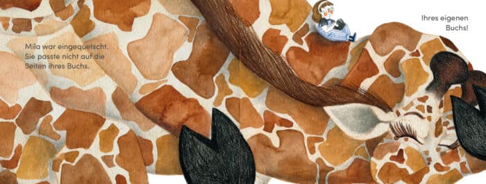 Innenseite " Die Giraffe, die nicht in ihr Buch passte ": Bild: eine Giraffe ist in der Buchseite eingequetscht und auf der Giraffe sitzt ein Mädchen; Text: Mila war eingequetscht. Sie passte nicht auf die Seiten ihres Buchs. Ihres eigenen Buchs!