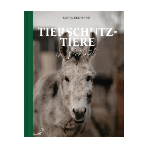 Buch-Cover: ein Esel, der in die Kamera guckt, "Tierschutztiere im Porträt"